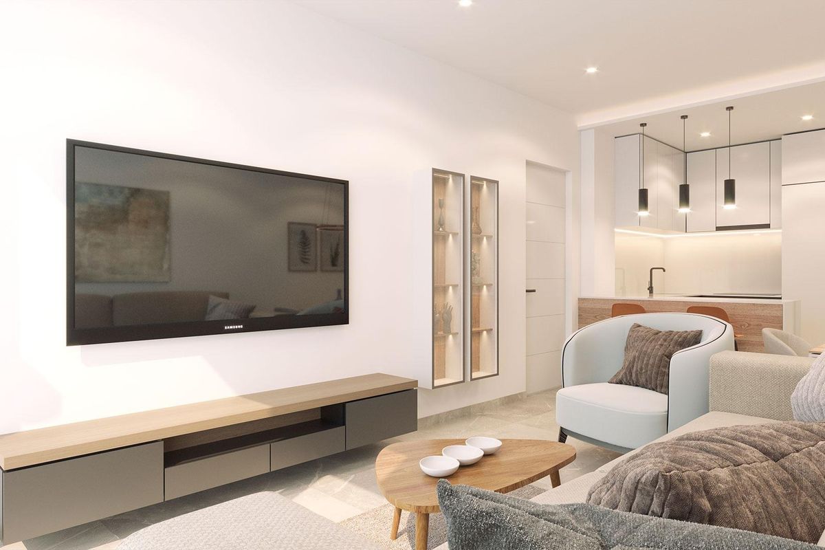 Een andere hoek van de gezellige woonkamer in een appartement in Torrevieja, elegante meubels en natuurlijk licht.