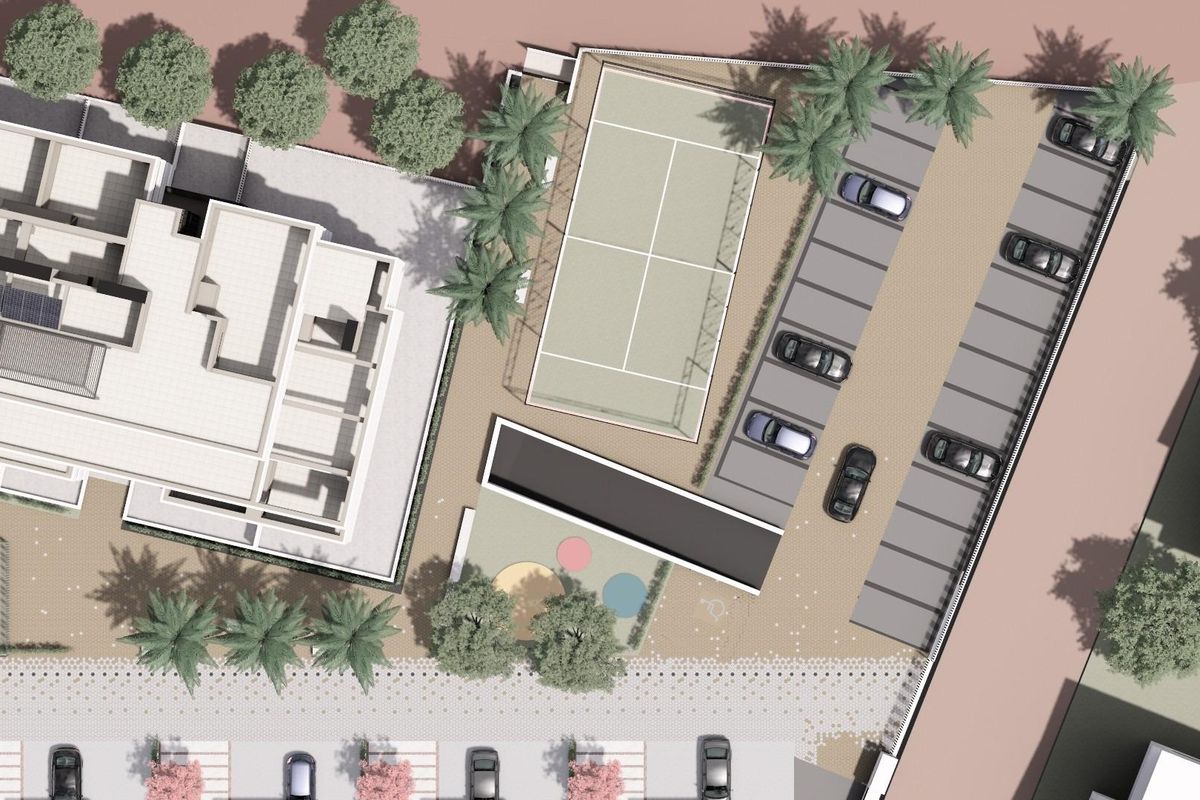 Bovenaanzicht van de parkeer- en tennisbaanindeling in het woongebied van Torre Pacheco, Costa Calida.
