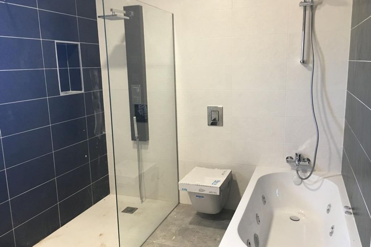 Ruime badkamer met stijlvolle douche en bad in de 3-slaapkamer villa in Pinoso, Costa Blanca Zuid.