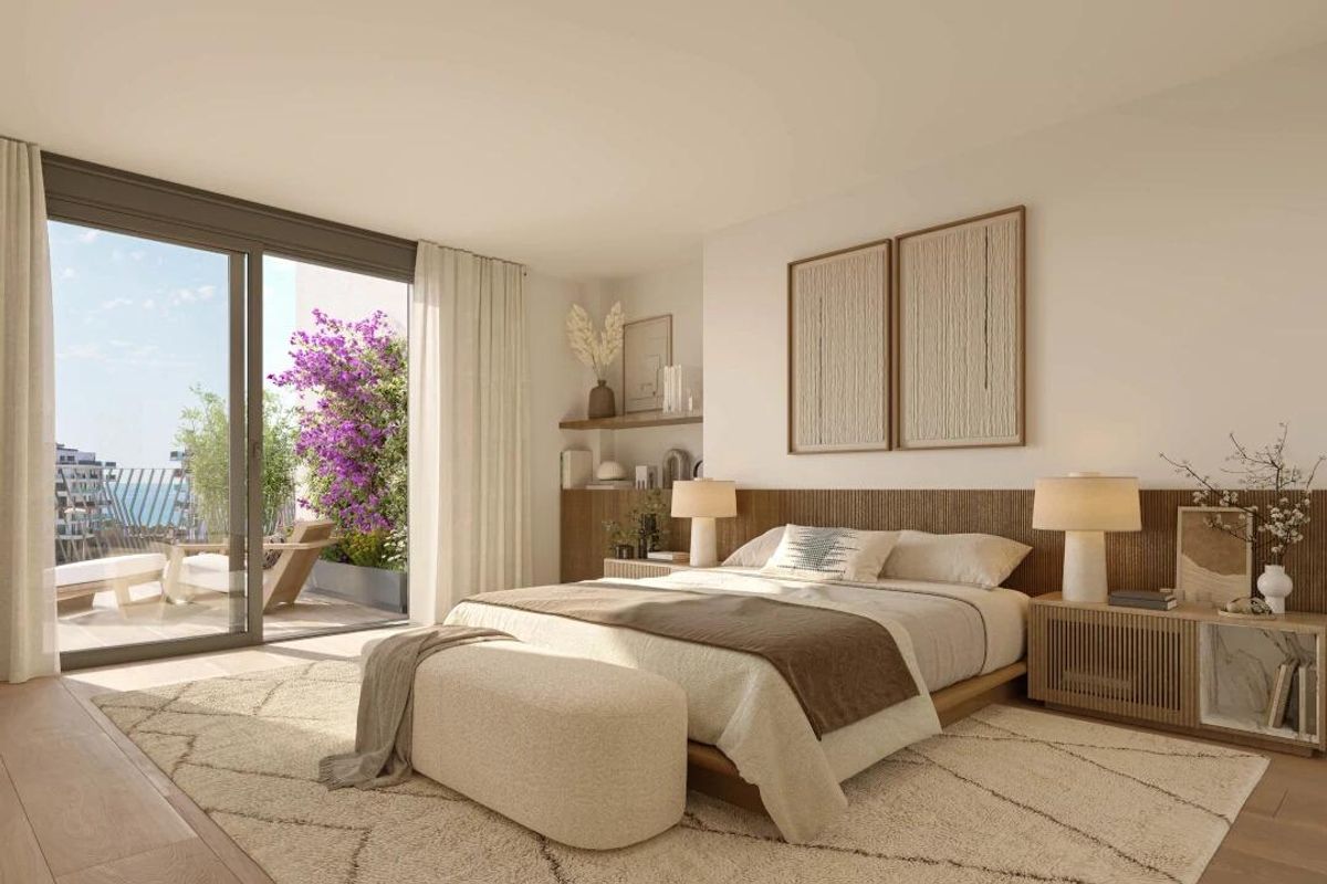 Gezellige slaapkamer met grote ramen in een 1-slaapkamerappartement in Villajoyosa, Costa Blanca Noord.