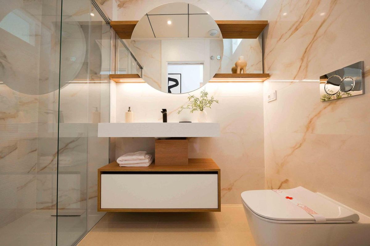 Elegante badkamer met moderne armaturen en een minimalistisch ontwerp in een bungalow in Rojales, Costa Blanca Zuid.