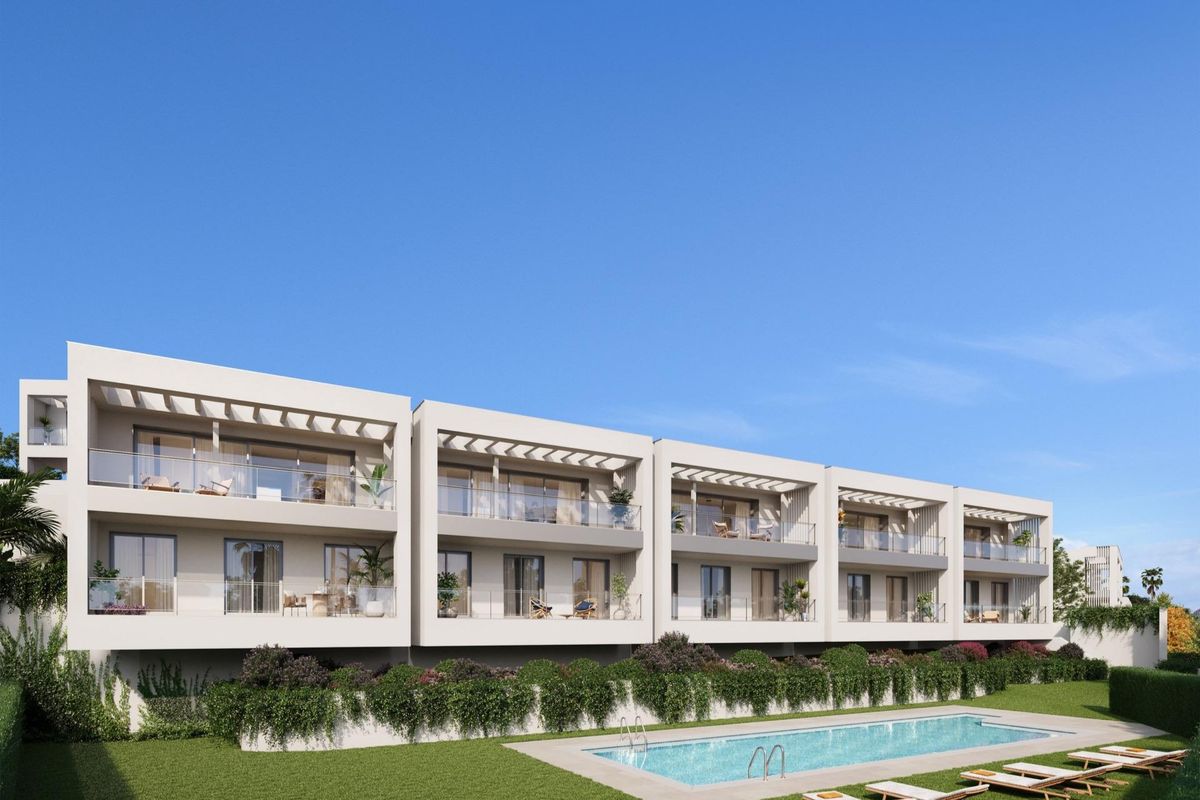 Buitenkant van een moderne townhouse met zwembad en tuin, gelegen in het mooie Marbella, perfect voor ontspanning.