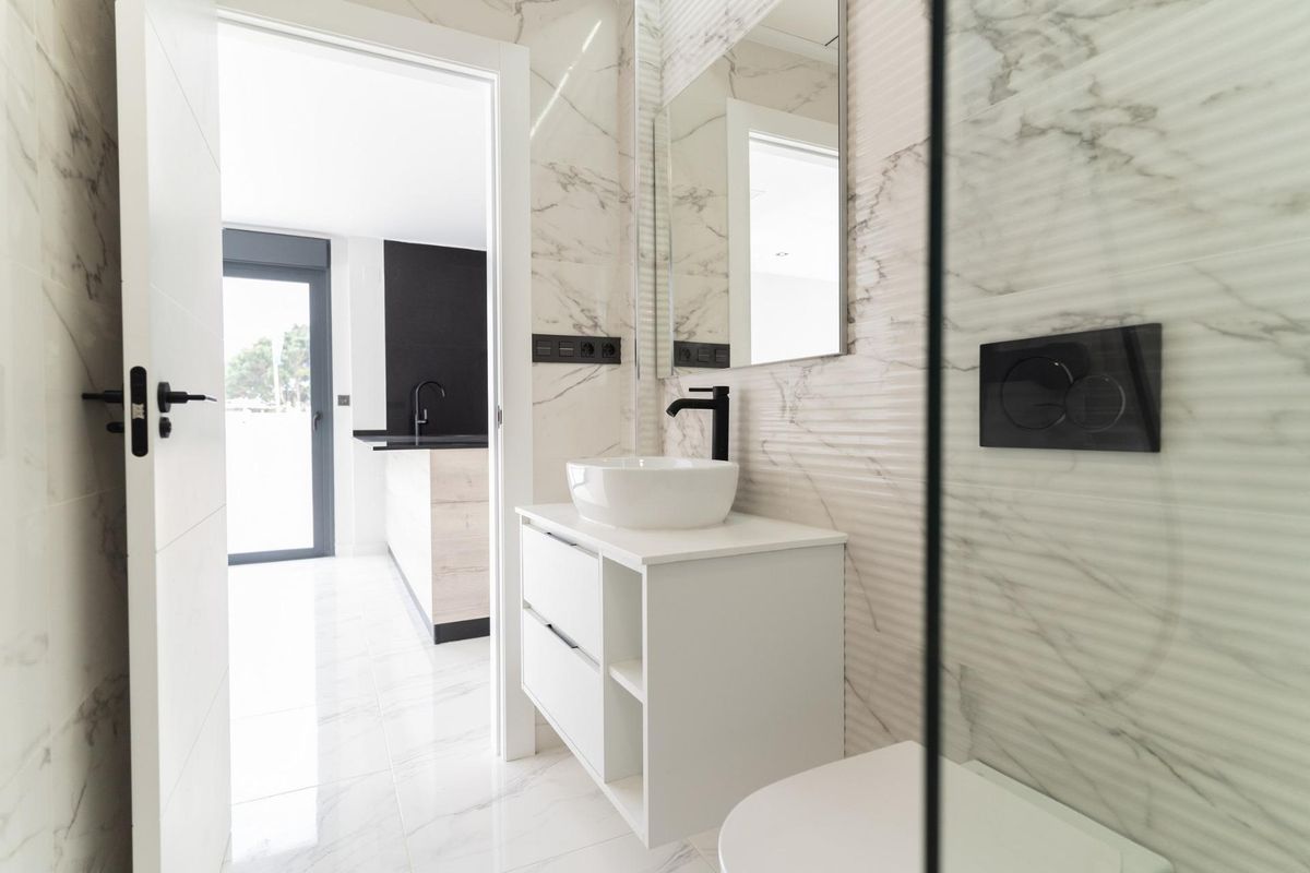 Moderne badkamer met een strakke indeling en marmeren accenten in een villa in Orihuela Costa, Spanje.