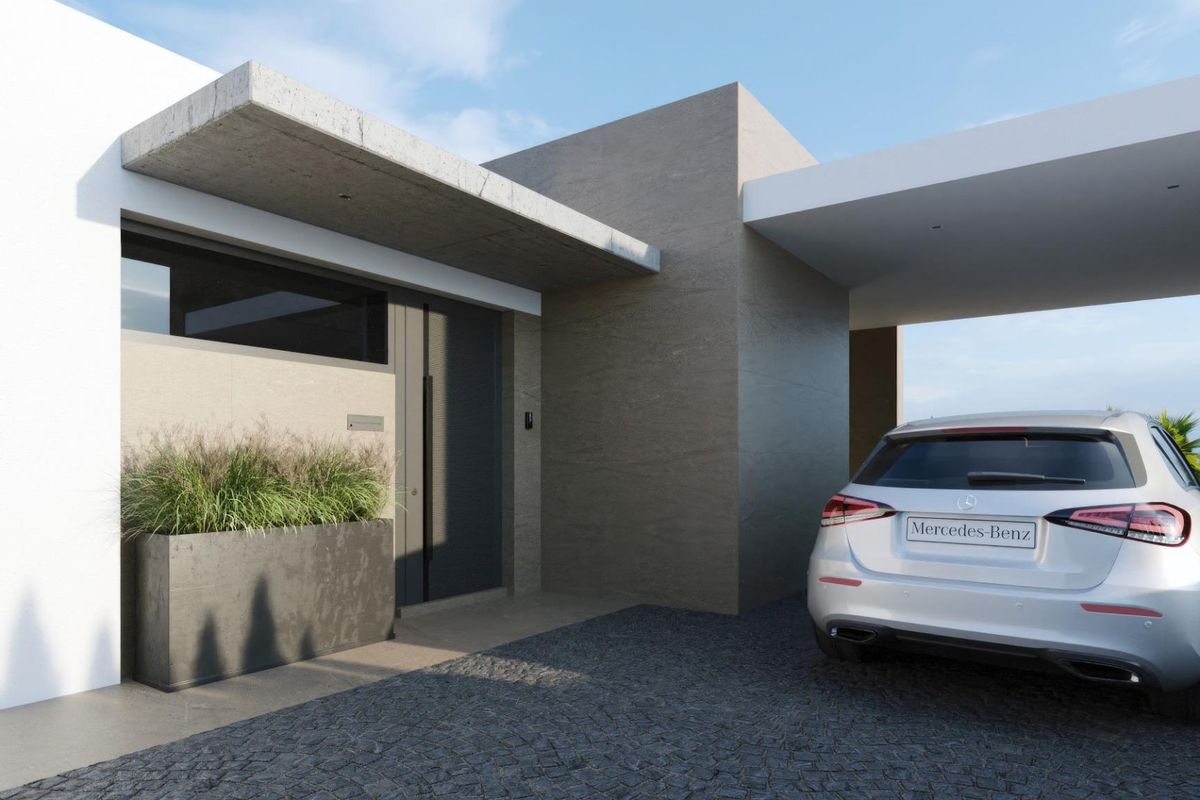 Stijlvol uitzicht op de ingang en oprit van de villa in Fuente Álamo, Costa Calida, Spanje.