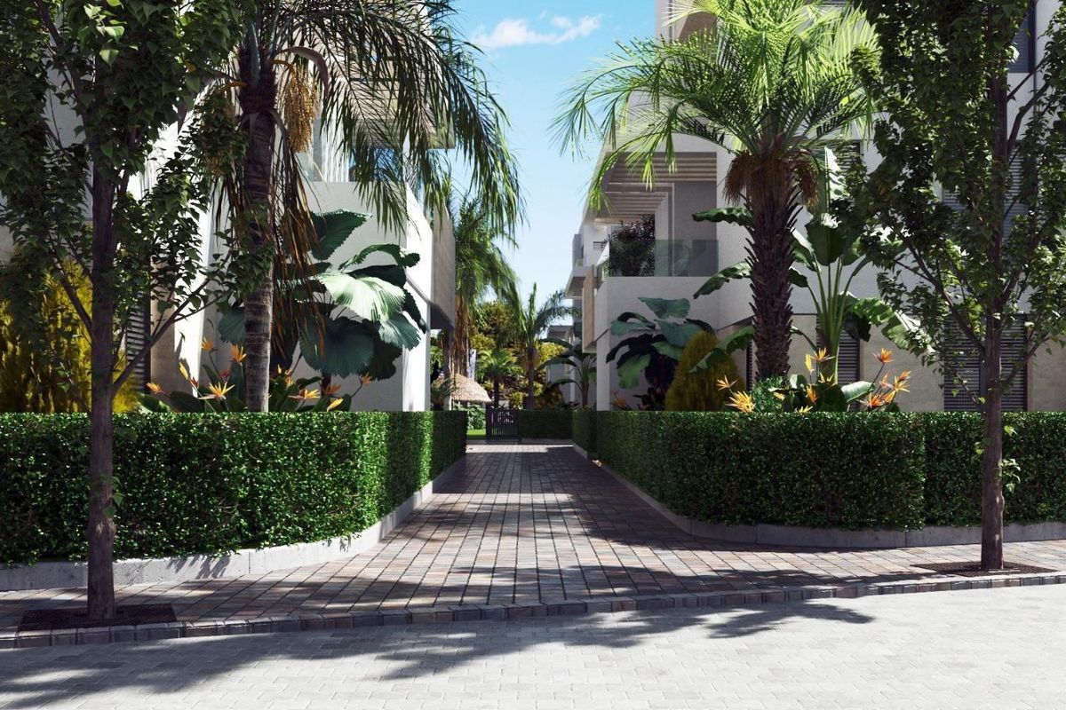 Schilderachtig pad met weelderige planten naar het 3-slaapkamer appartement op de begane grond in Torre Pacheco, Costa Calida.