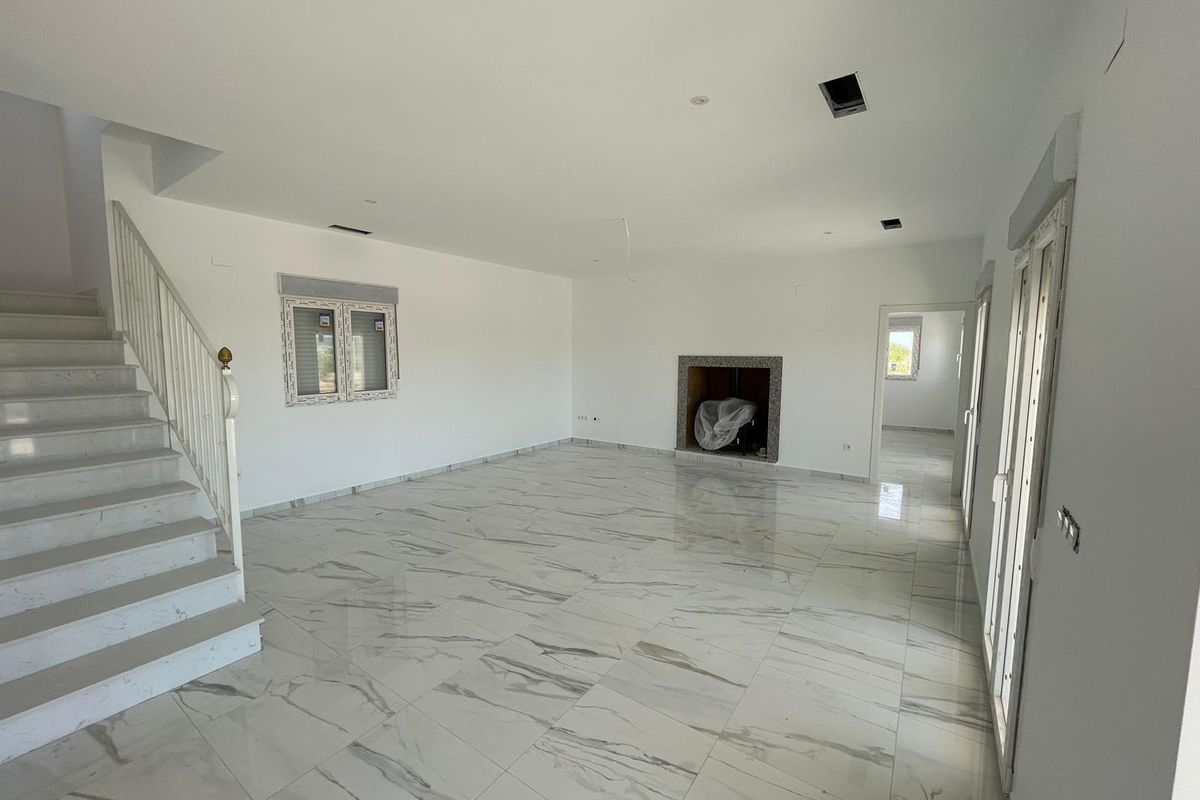 Ruime woonkamer in de villa met grote ramen voor natuurlijk licht in Pinoso, Costa Blanca Zuid.