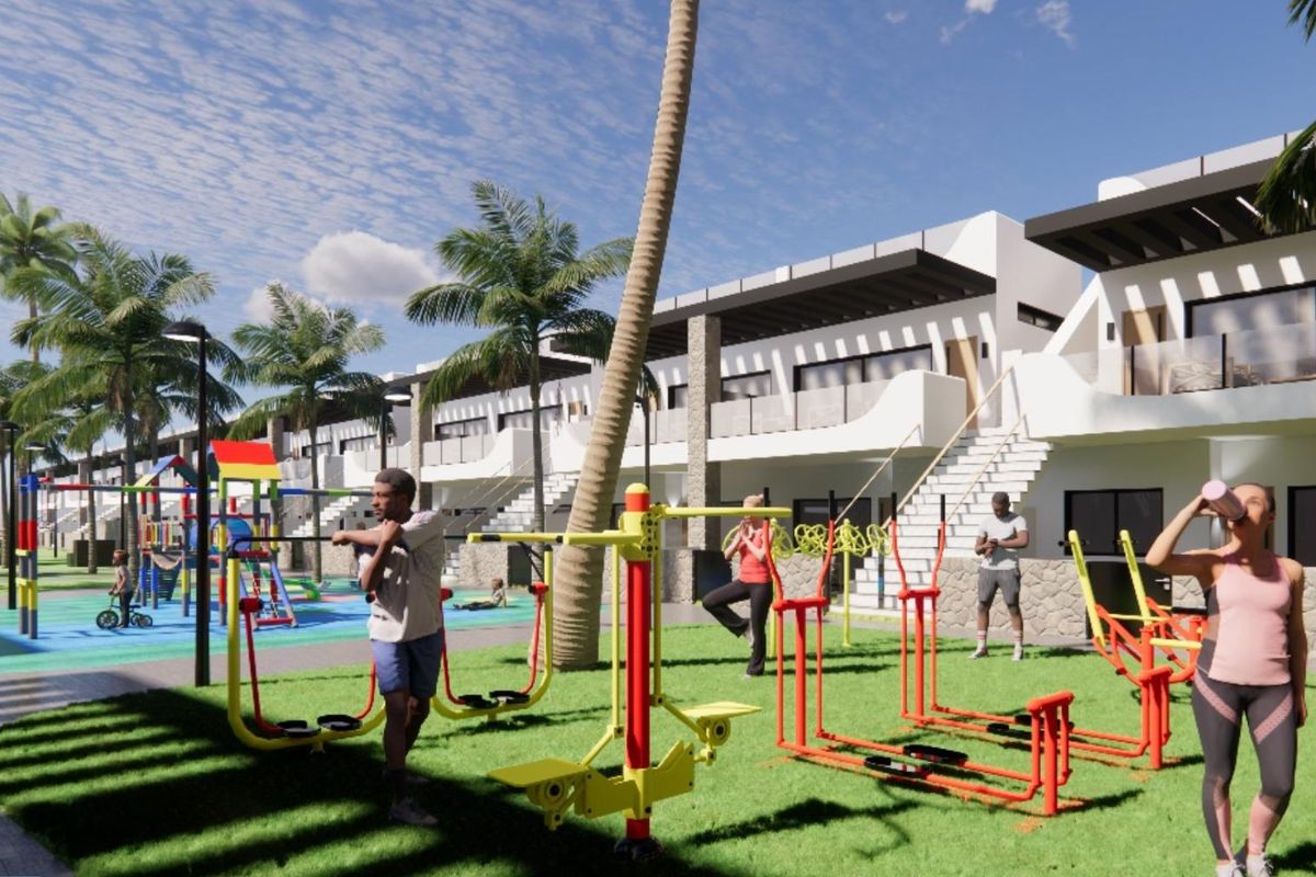 Buitensportveld met fitnessapparatuur in een wooncomplex in Torrevieja.