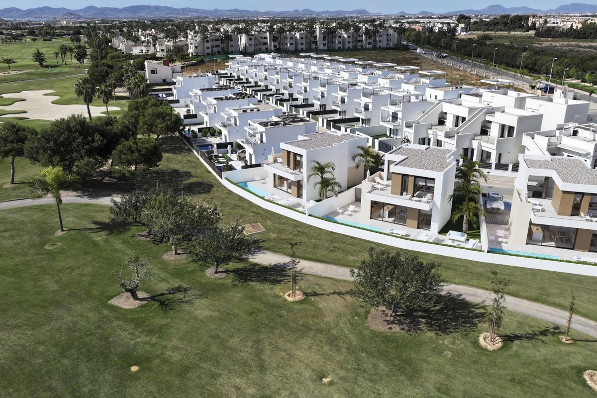 Bird's eye view van de villa-gemeenschap in San Javier, met weelderige tuinen en de nabijgelegen golfbaan.