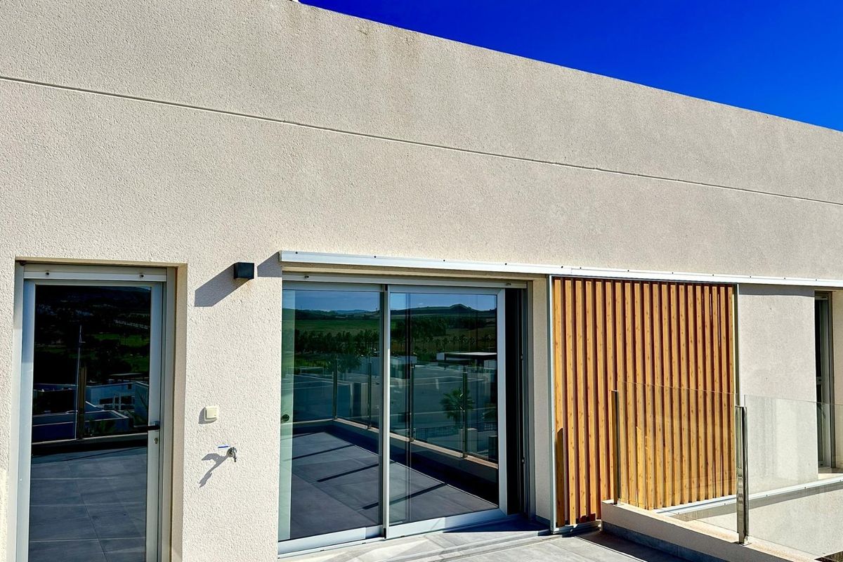 Uitzicht vanaf het terras op de bovenste verdieping van de villa met een prachtig uitzicht in Algorfa, Costa Blanca.