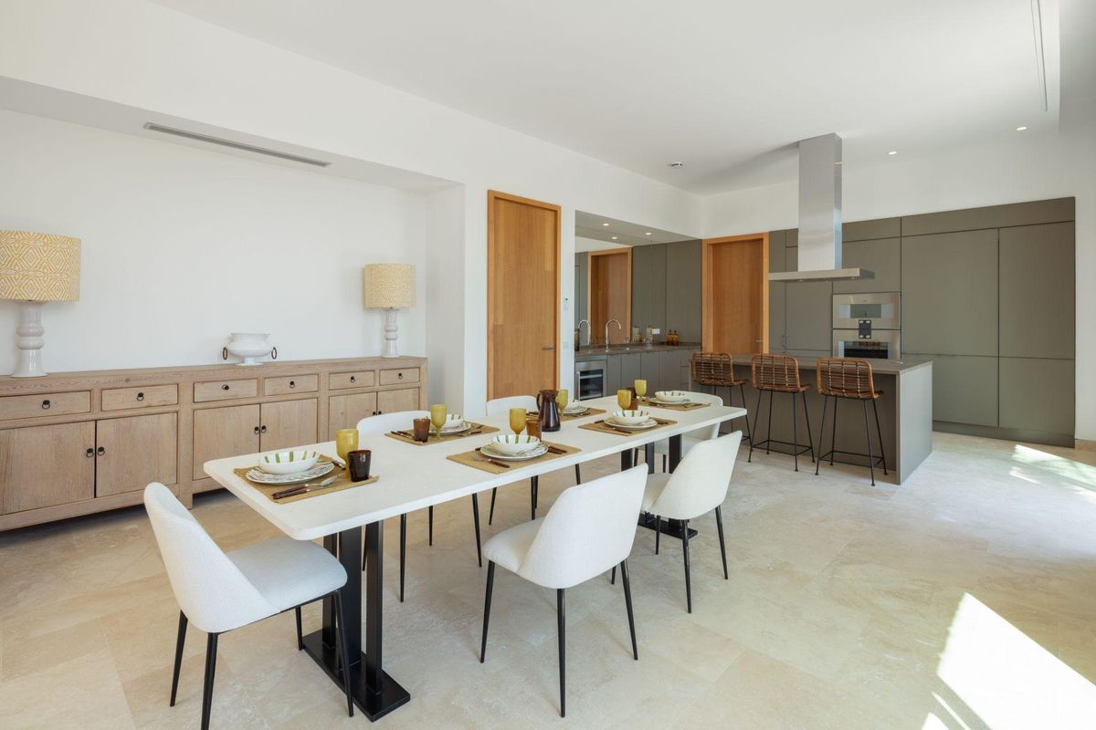 Elegante eetruimte met een stijlvolle tafel in de moderne keuken van de villa in Casares, Costa del Sol.