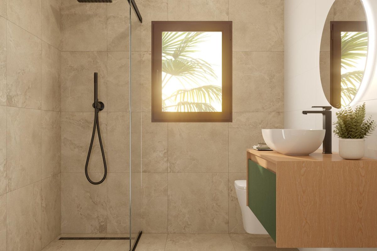 Moderne badkamer in de villa met een ruime douche en elegante armaturen, gelegen in Algorfa.