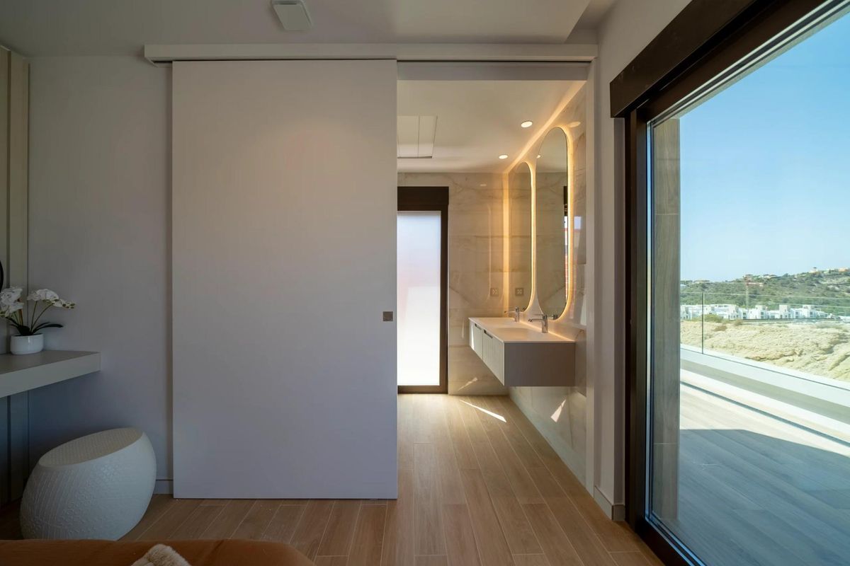 Elegant badkamer in een 3-slaapkamer villa in Finestrat, met moderne armaturen en een stijlvolle indeling.