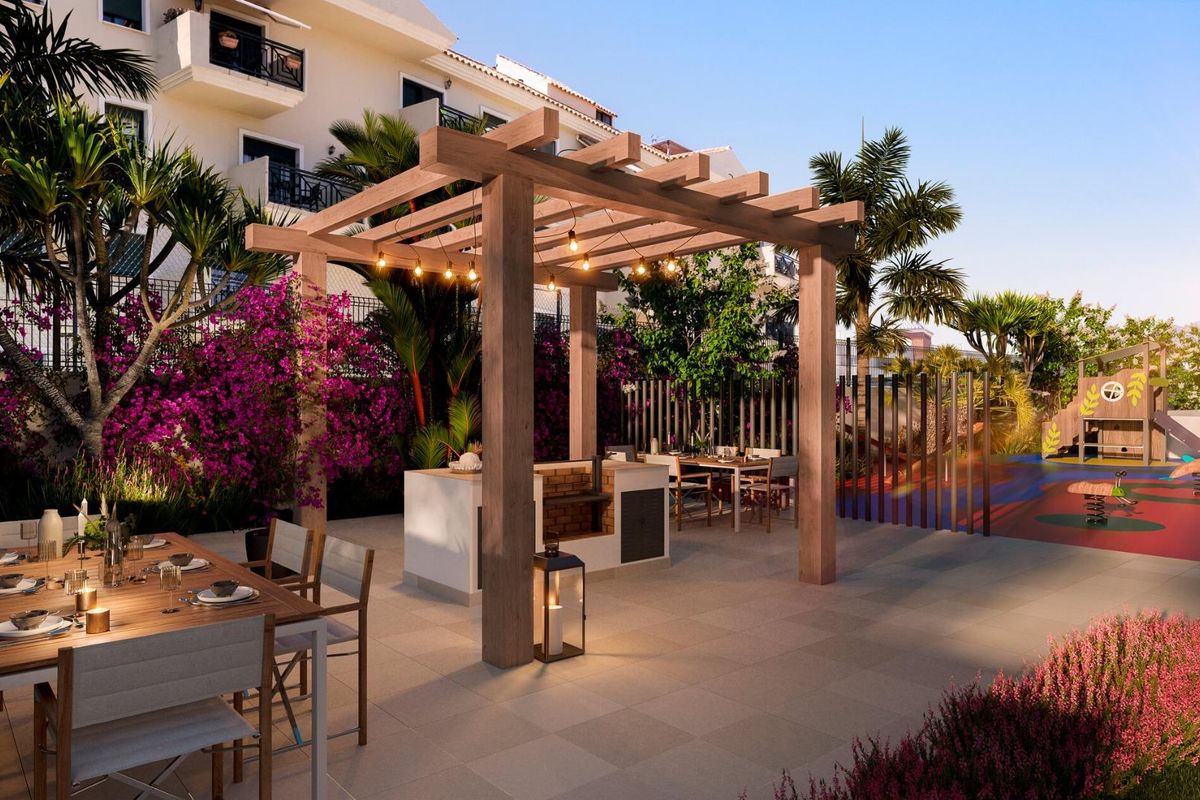 Buiten eetgedeelte met een pergola in een tuinsetting in Estepona, Costa del Sol.