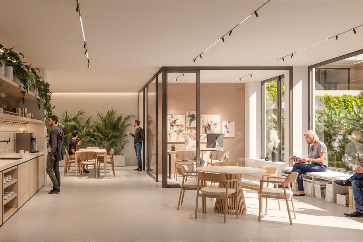 Heldere gemeenschappelijke ruimte met een keuken en zitplaatsen voor sociale interactie in San Pedro De Alcantara, Costa del Sol, Spanje.