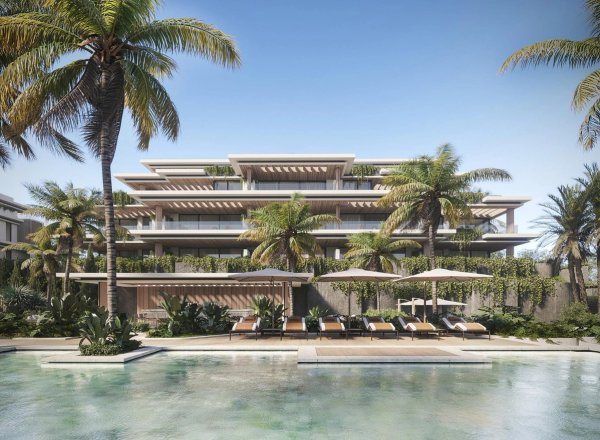 Buitenzicht op een luxe appartementencomplex met palmbomen en een zwembad in Estepona, Costa del Sol.