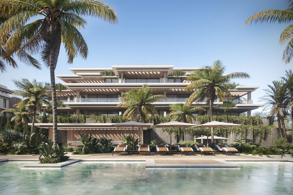 Buitenzicht op een luxe appartementencomplex met palmbomen en een zwembad in Estepona, Costa del Sol.
