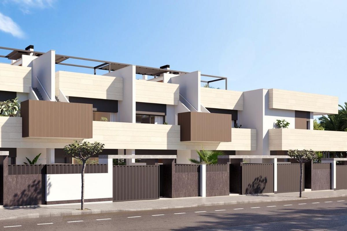 Straatbeeld van drie moderne bungalows met privé-ingangen in Pilar de La Horadada, Costa Blanca Zuid.