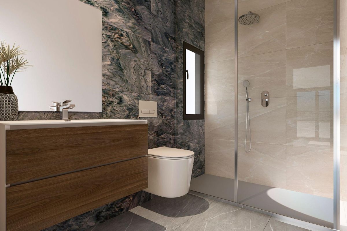 Luxe badkamer met mooie marmeren afwerkingen in de villa gelegen in La Marina, met een douche.