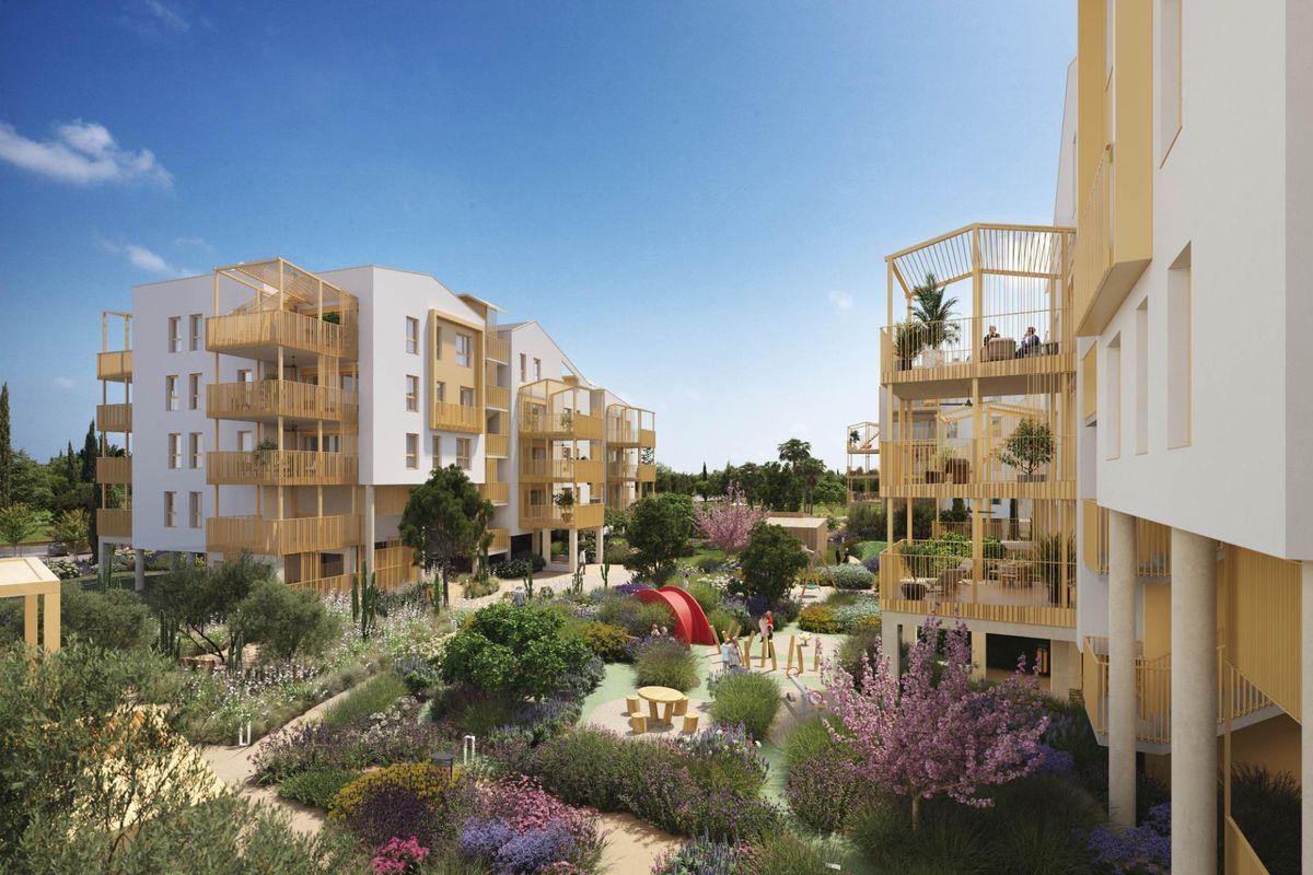 Levendig gemeenschapsgebied in het appartementencomplex, met tuinen in El Verger, Costa Blanca Noord, uitnodigend tot ontspanning.