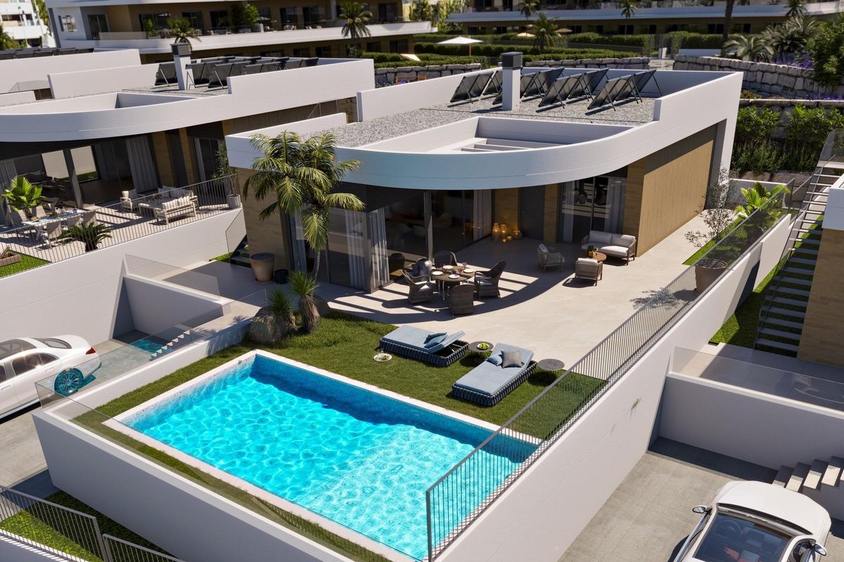 Luchtfoto van een eigentijdse villa in Finestrat met een zwembad en buitenlounge.