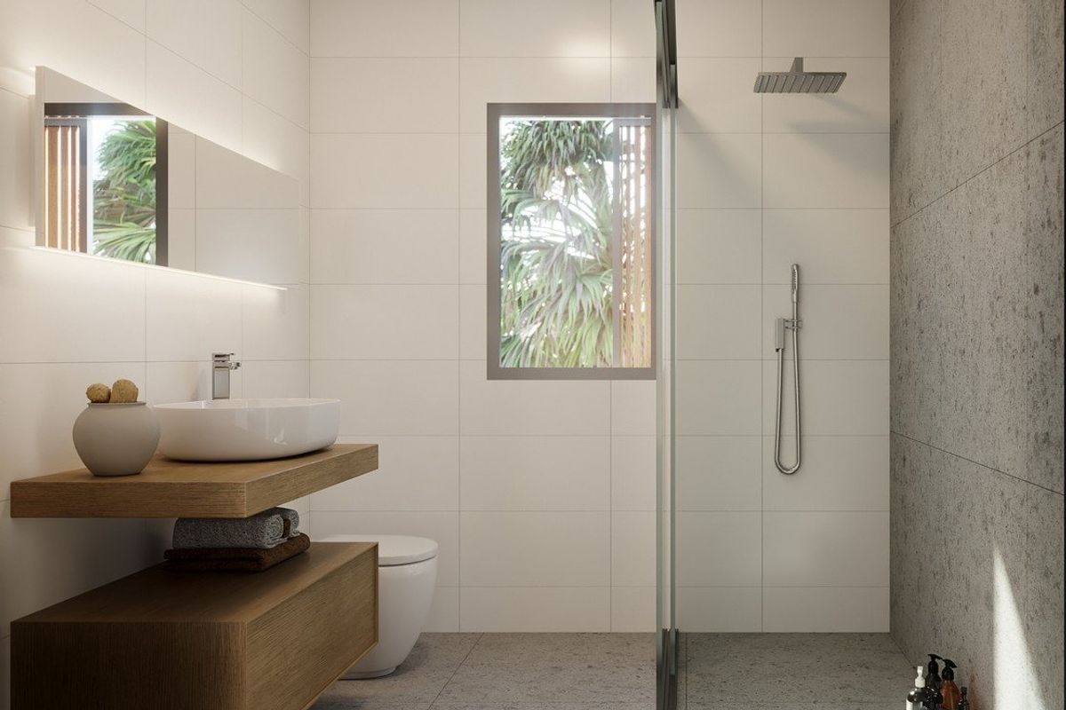 Stijlvolle badkamer met een houten aanrecht en natuurlijk licht, gelegen in een villa aan de Costa Blanca.