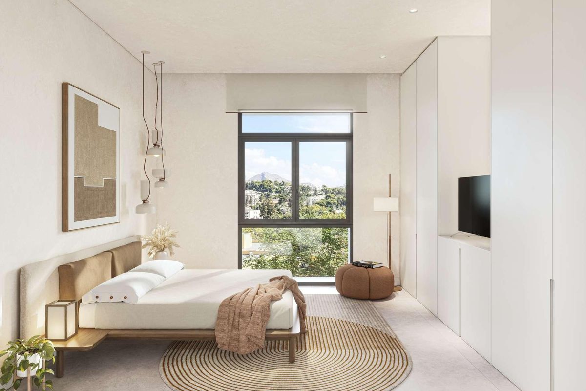 Gezellige slaapkamer met een groot raam en uitzicht op de tuin, perfect voor ontspanning in Málaga.