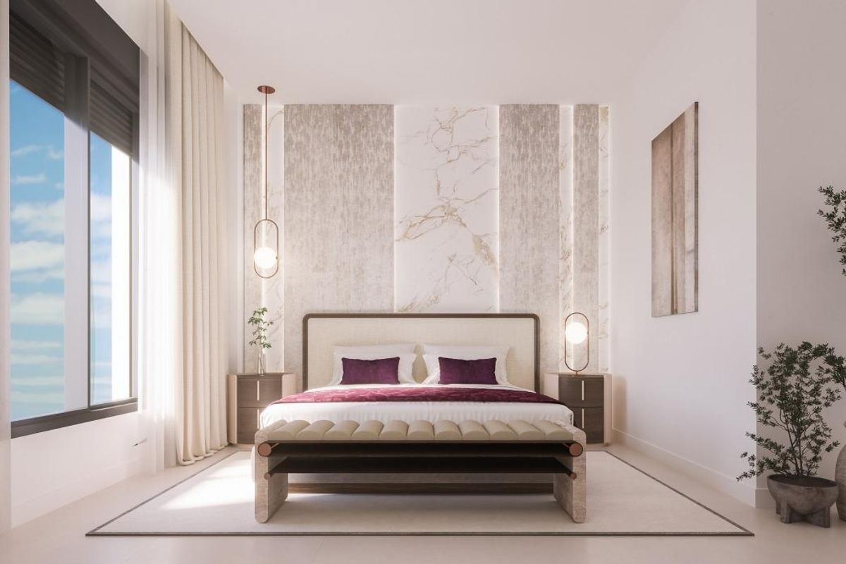 Gezellige slaapkamer met comfortabele beddengoed en stijlvolle decoratie, gelegen in het Estepona penthouse.