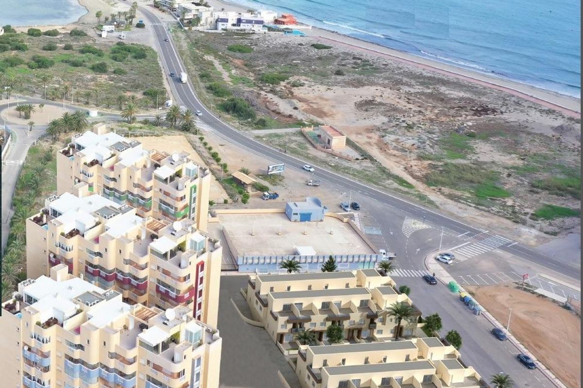 Luchtfoto van La Manga del Mar Menor met strand en woningen langs de kust.