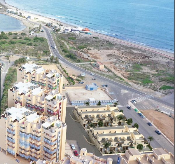 Luchtfoto van La Manga del Mar Menor met strand en woningen langs de kust.