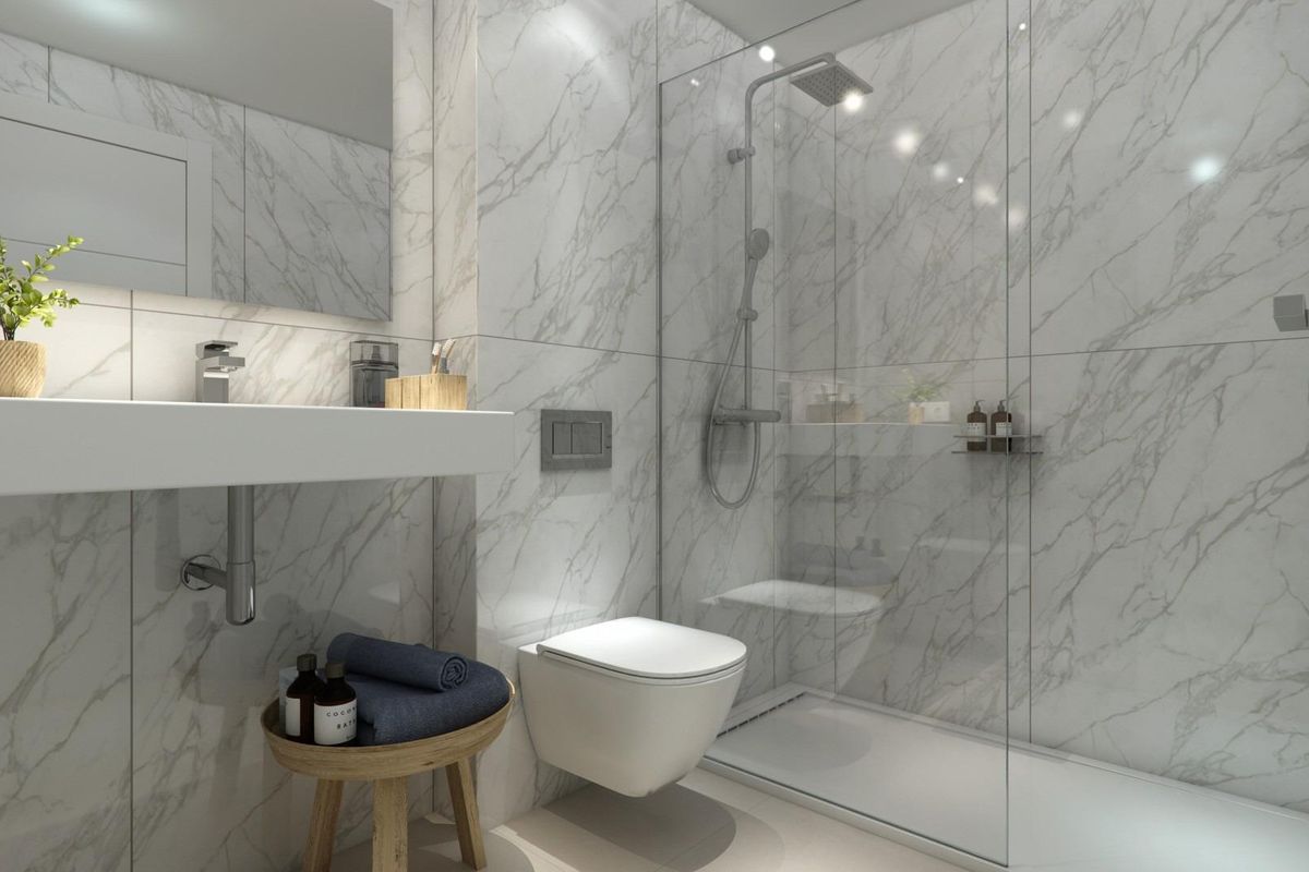 Luxe badkamer met elegante marmeren afwerkingen en moderne accessoires, in Casares, Costa del Sol.