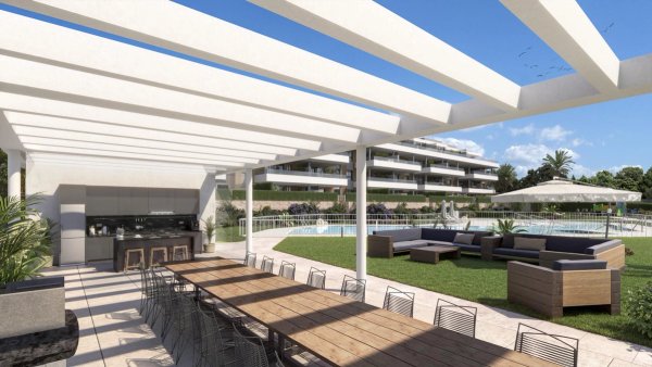 Buitendining met uitzicht op het zwembad bij een modern appartementcomplex in Torremolinos, Costa del Sol.