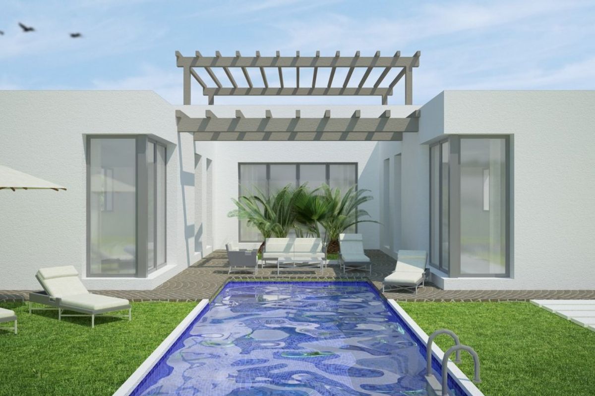 Uitzicht op het ruime zwembadgedeelte van een 3-slaapkamer villa in Benijofar, omringd door groen en ontworpen voor ontspanning.