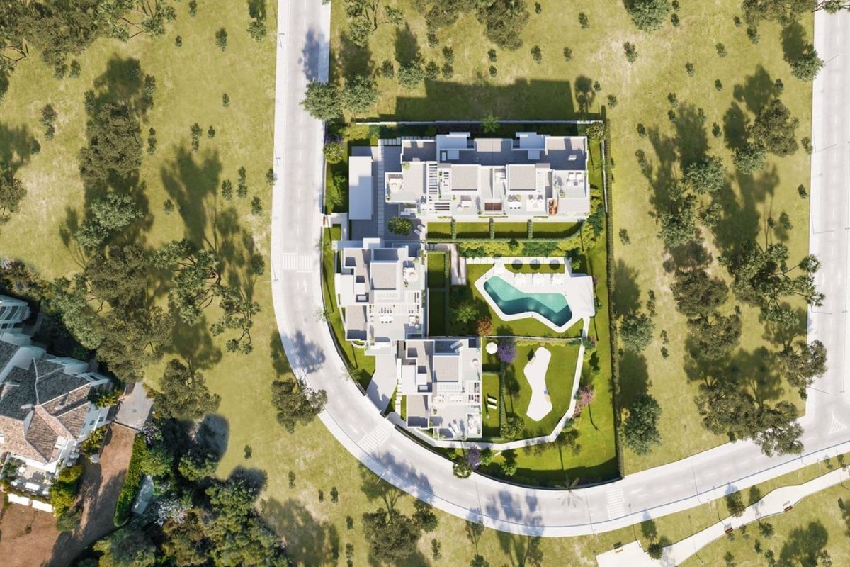 Luchtfoto van de indeling van het onroerend goed met tuinen en zwembad in Estepona, Costa del Sol.