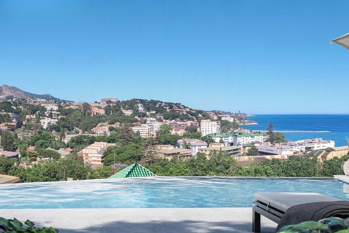 Prachtig uitzicht op de kust van Málaga en de bergen vanuit een villa met infinity pool.