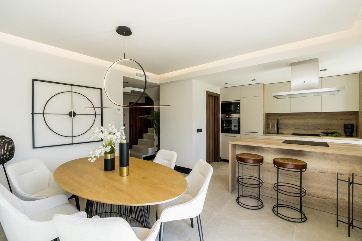 Moderne keuken met elegante kasten en eiland in een penthouse in Marbella, ontworpen voor functionaliteit en stijl.