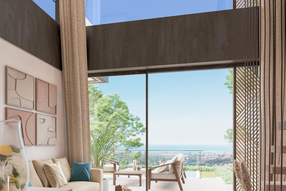 Heldere woonkamer van het penthouse met grote ramen en een prachtig uitzicht in Marbella.