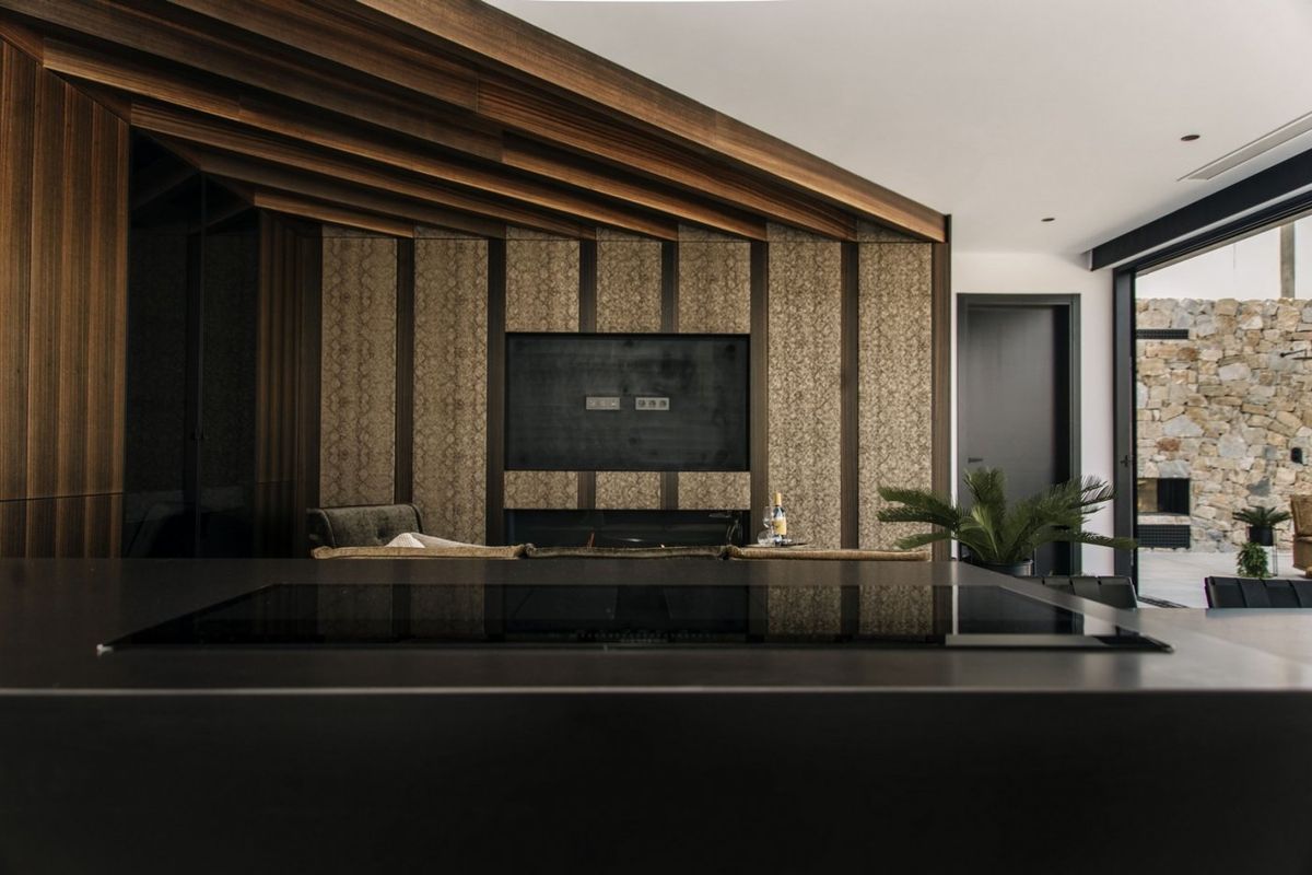 Moderne keuken met gepolijste oppervlakken en een open indeling, gelegen in een villa in Rojales, Spanje.