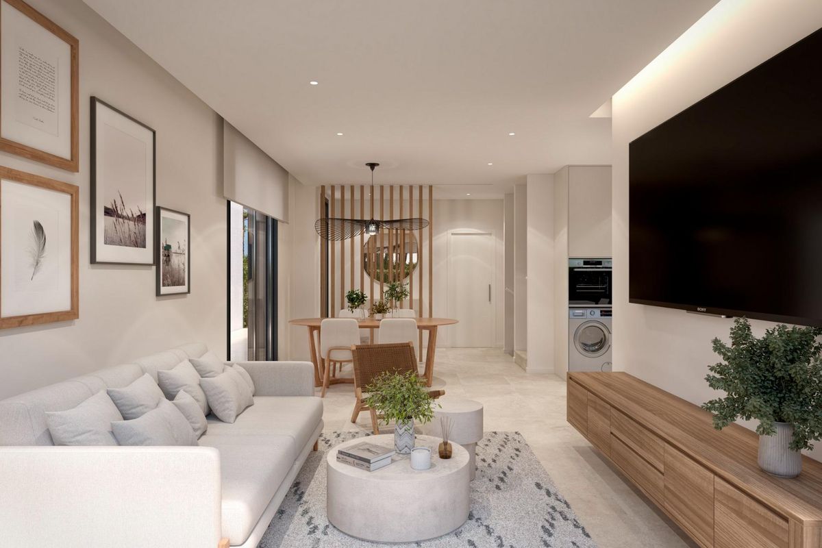 Woonkamer met grote ramen in villa