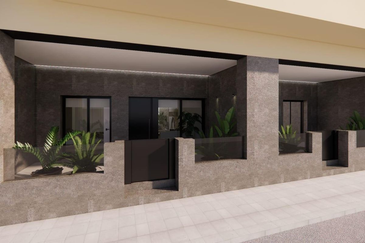 Buitenzicht van het appartementencomplex met een hedendaags ontwerp en plantenbakken in Catral, Costa Blanca Zuid, Spanje.