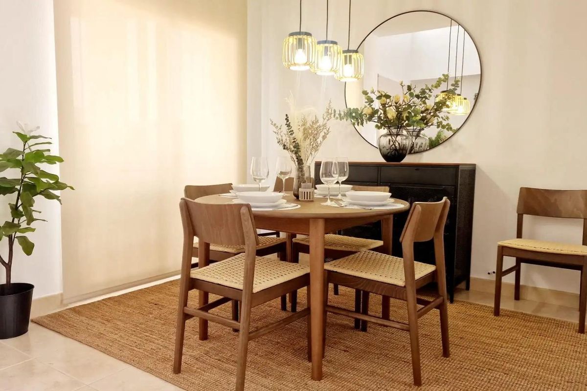 Elegant eetgedeelte met een ronde tafel en decor in een 3-slaapkamer villa gelegen in Lorca, Costa Calida.