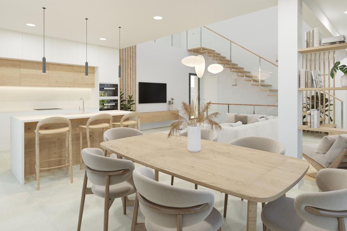 Stijlvolle keuken en eetruimte met een grote tafel en mooie afwerkingen in een villa in Ciudad Quesada.