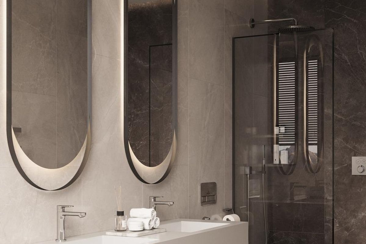 Elegante badkamer met spiegels en eigentijdse armaturen in een villa in Mijas.