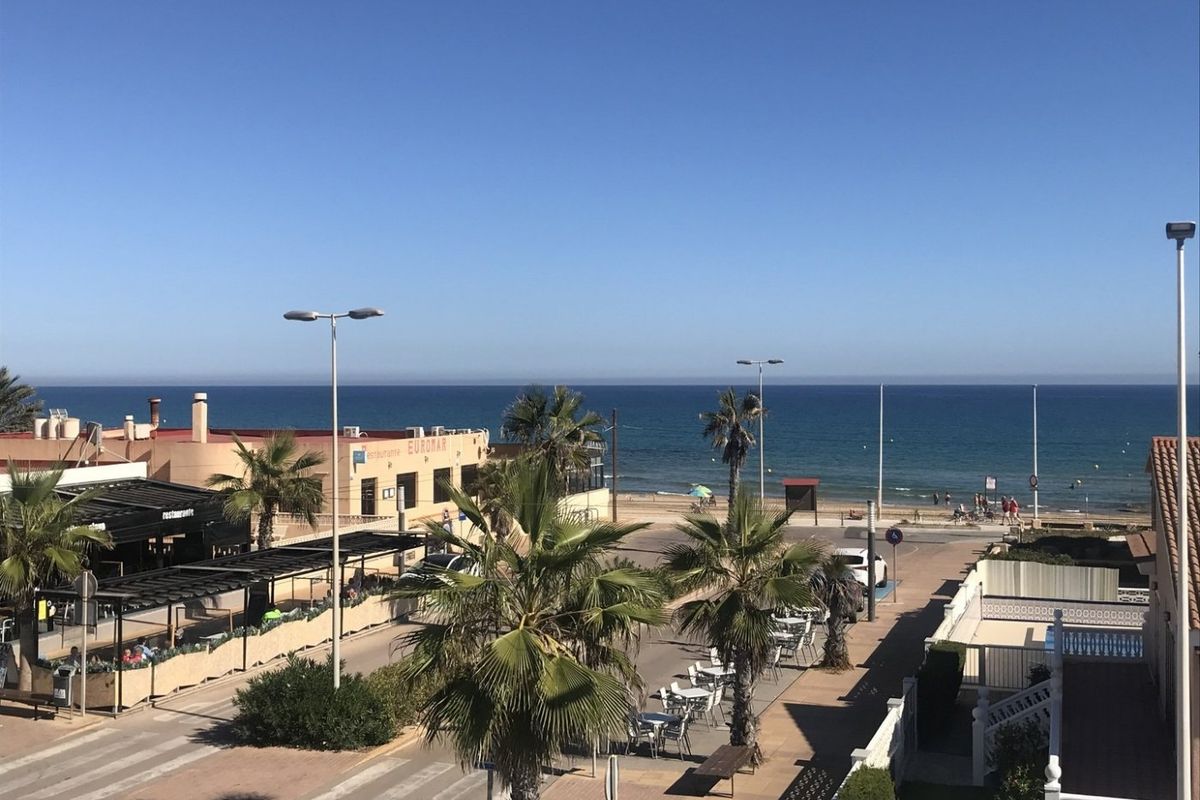 Levendig uitzicht op kustzaken in Torrevieja, dat de levendige kustsfeer benadrukt.