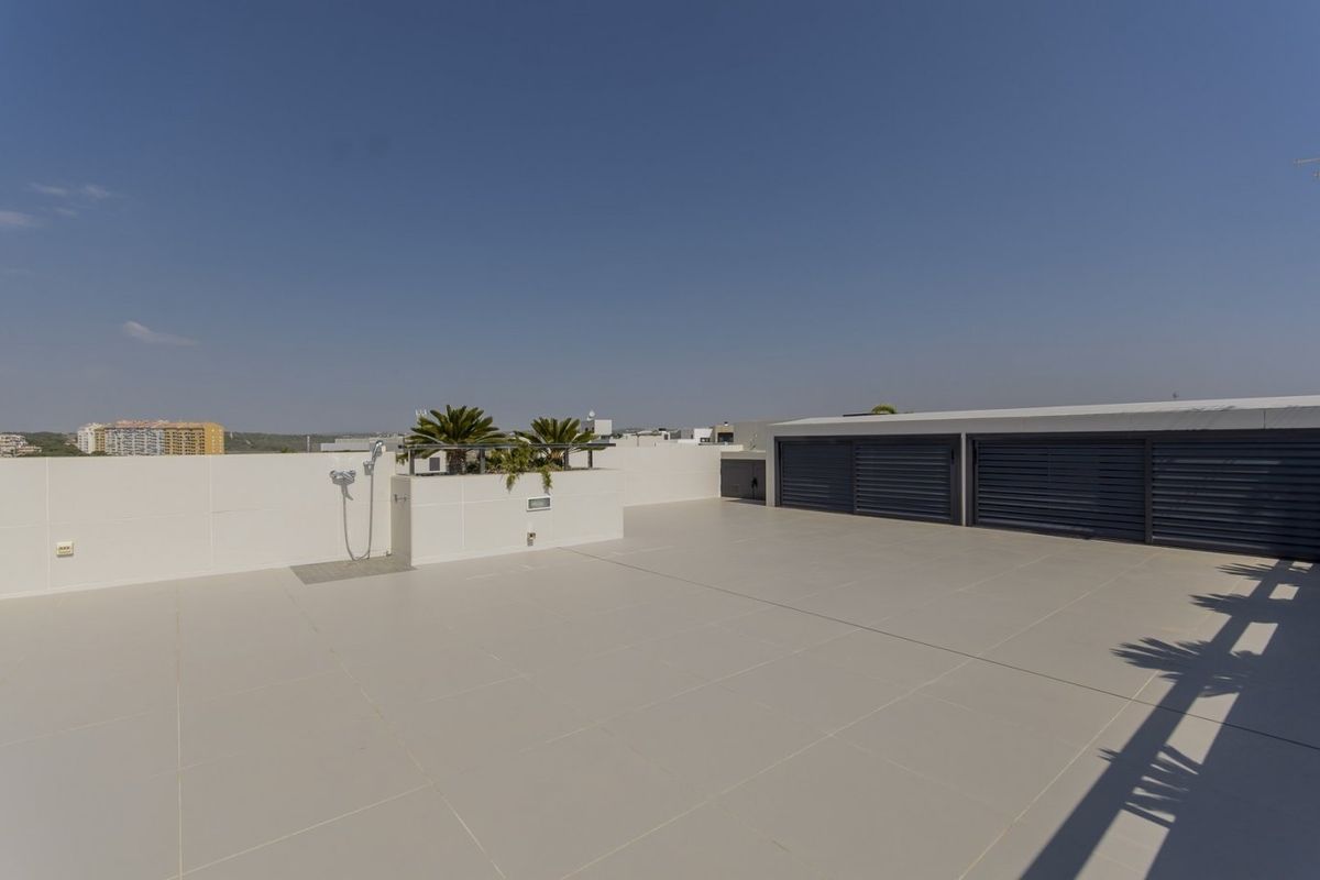 Ruime dakterras van een villa in Orihuela Costa, met panoramisch uitzicht en modern design.