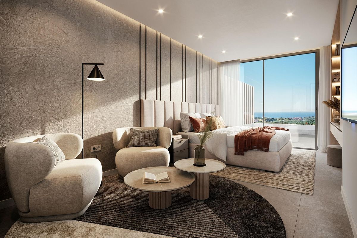Luxe slaapkamer met moderne inrichting en zeezicht in een gelijkvloers appartement in Casares.