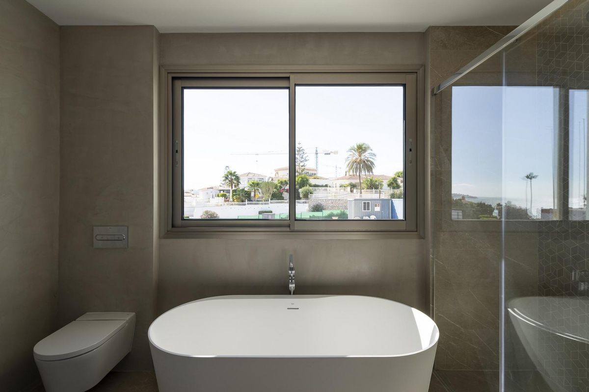 Luxueuze badkamer met een vrijstaand bad en uitzicht in een moderne 4-slaapkamer villa in Mijas, Costa del Sol.