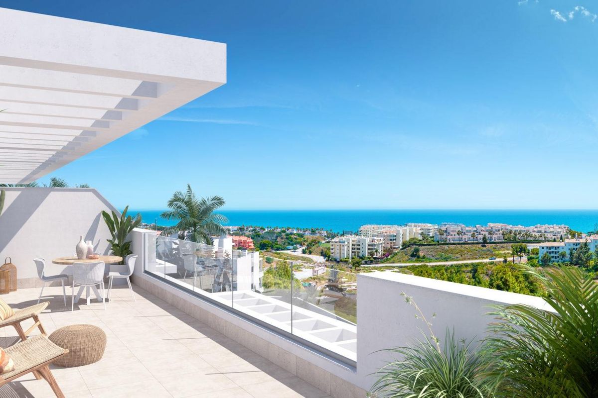 Heldere balkon met panoramisch zeezicht en zitplaatsen in een modern 2-slaapkamer appartement in Mijas.