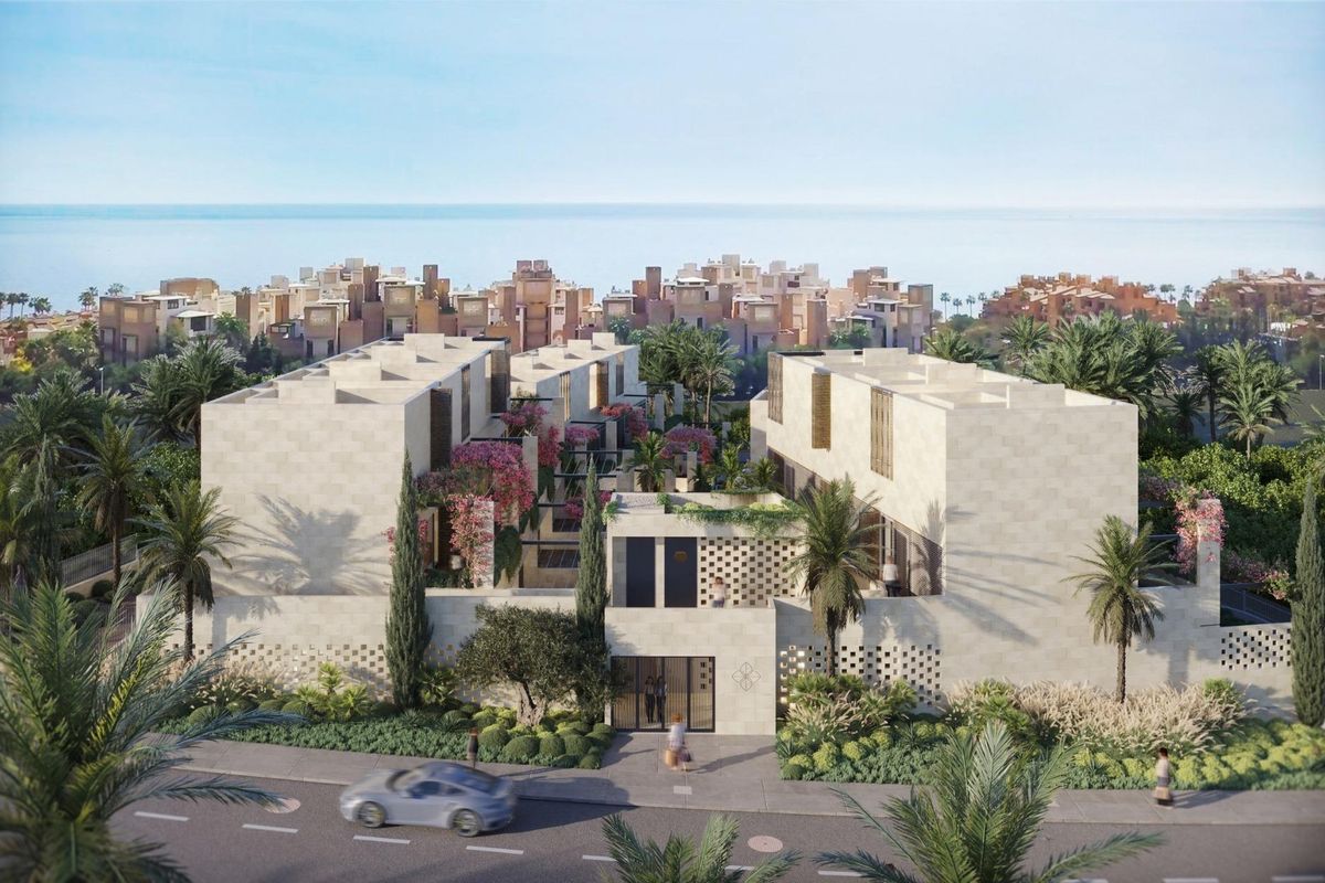 Luchtfoto van het appartementencomplex met de nabijheid van de zee en groene omgeving in Estepona.