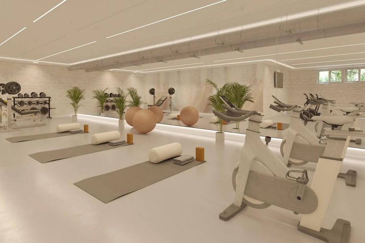 Goed uitgeruste moderne gym met fitnessapparatuur in Estepona, Costa del Sol.