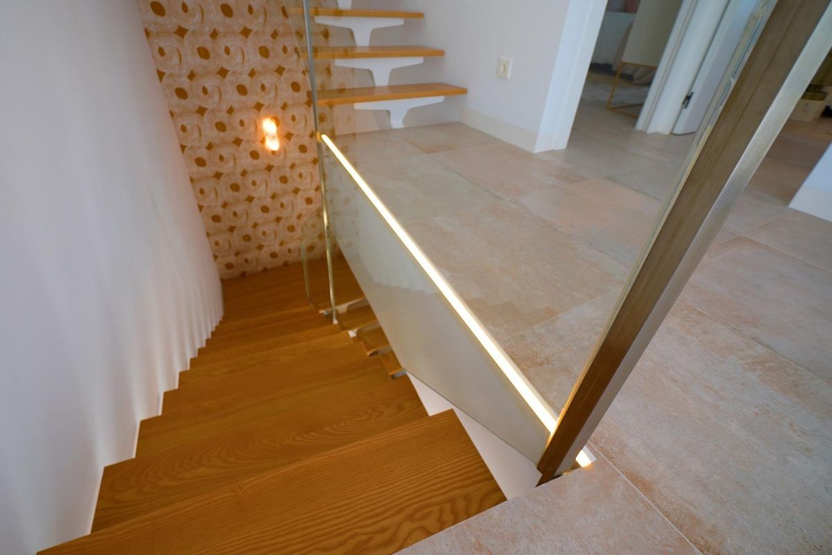 Warme houten trap naar beneden vanuit de bovenverdieping in een moderne 3-slaapkamer villa, Orihuela Costa, Spanje.